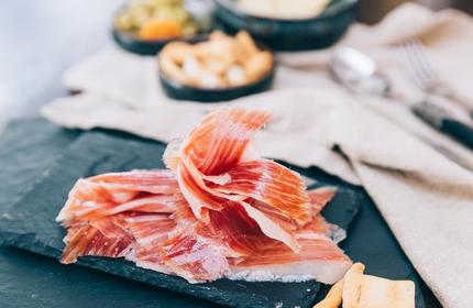 ¡Descubre qué queso combina mejor con el jamón serrano!